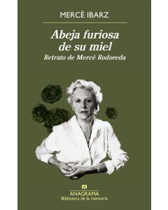 Abeja furiosa de su miel